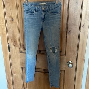 Levi’s Women’s jeans 711 skinny light wash denim with hole size 27